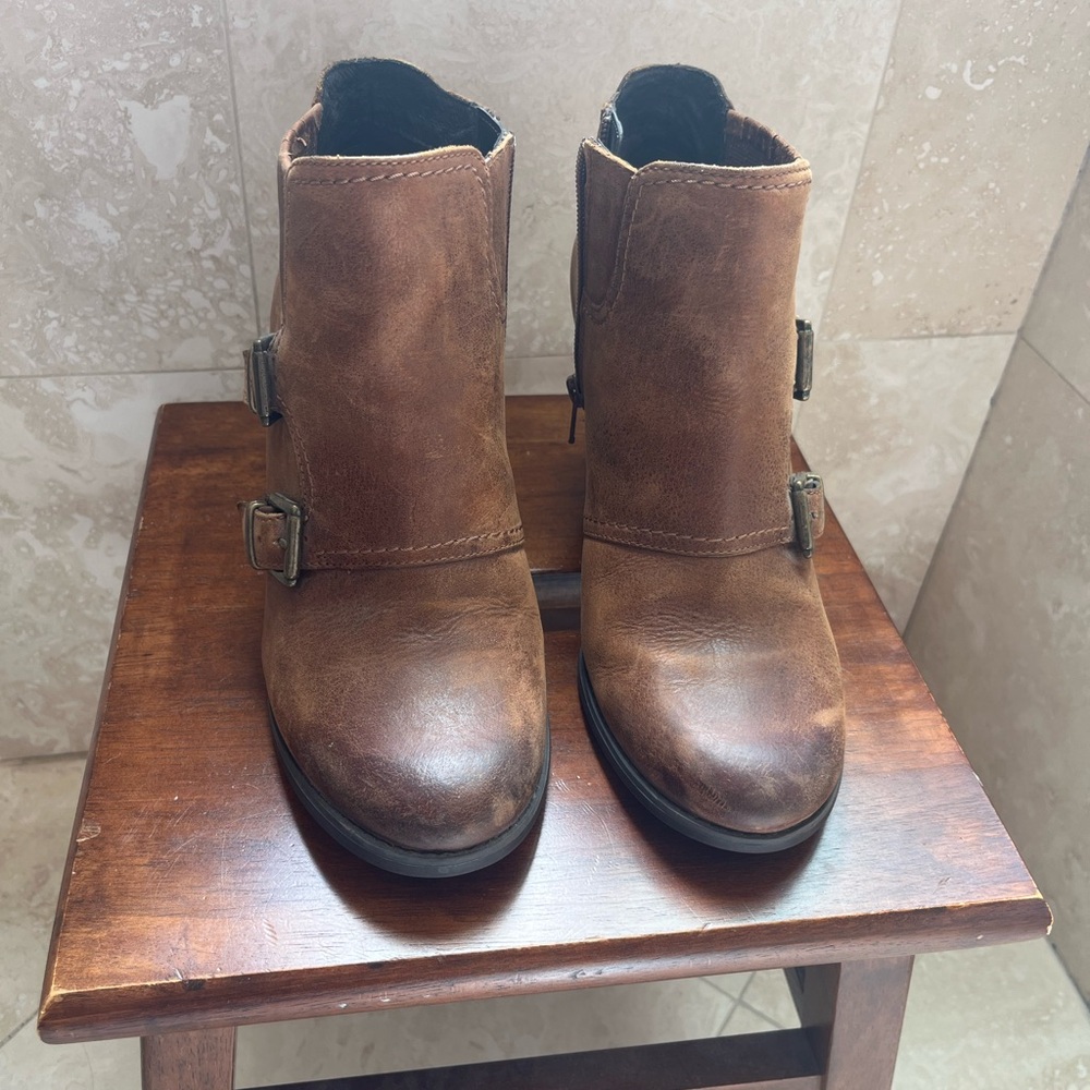 Clark’s Artisan Women’s Brown Leather Ankle Boots Size 9M